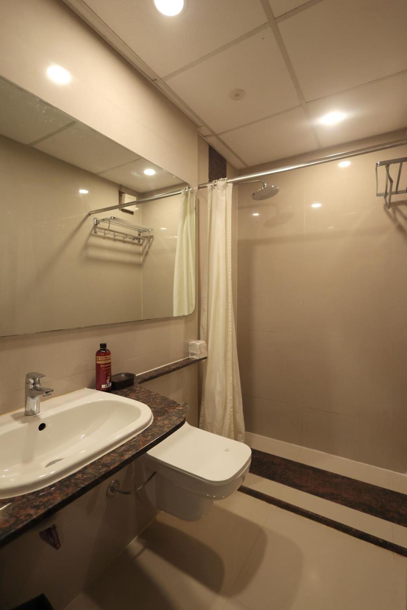 Hotel Vetro Inn Сурат Екстериор снимка