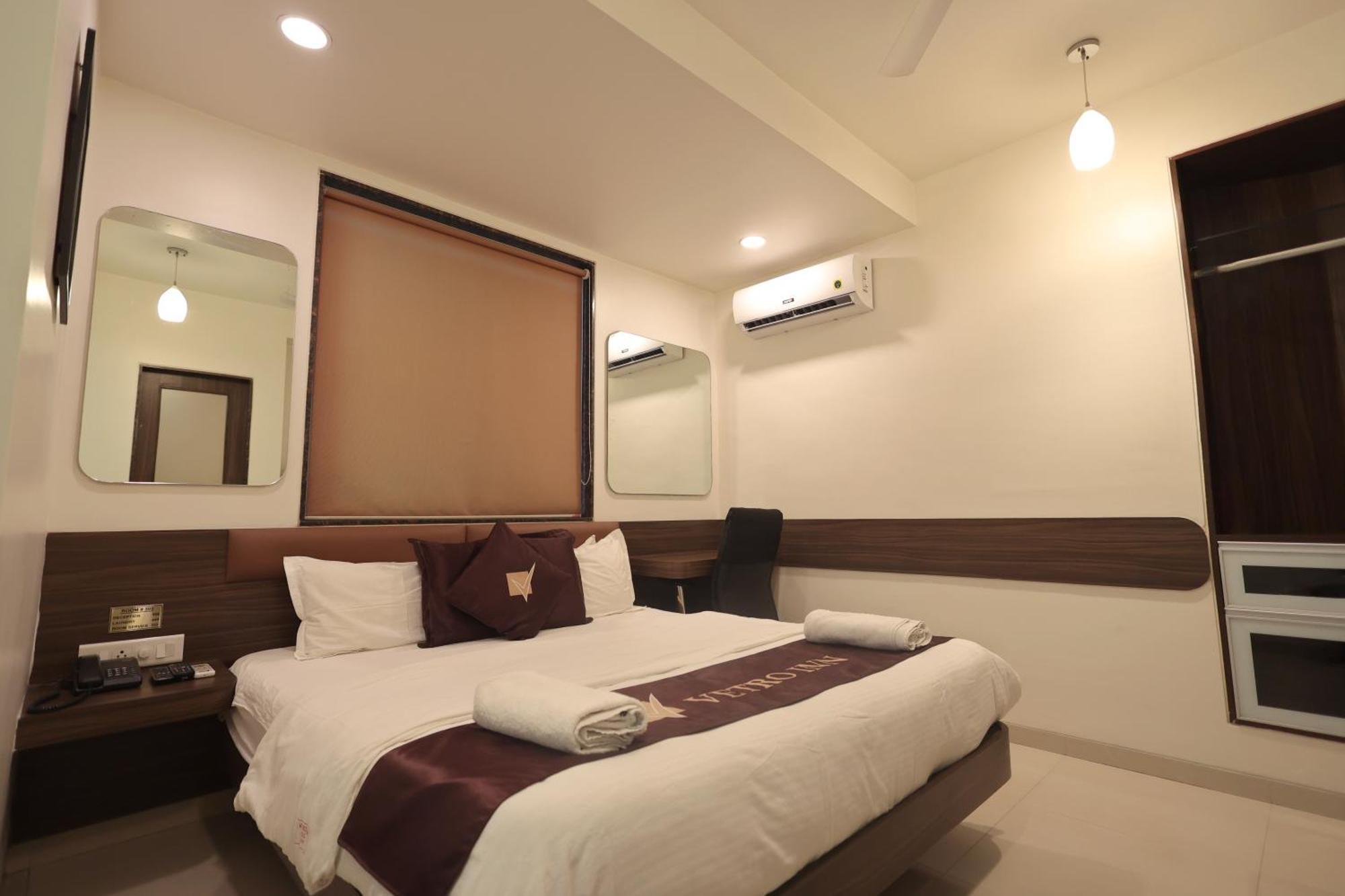 Hotel Vetro Inn Сурат Екстериор снимка