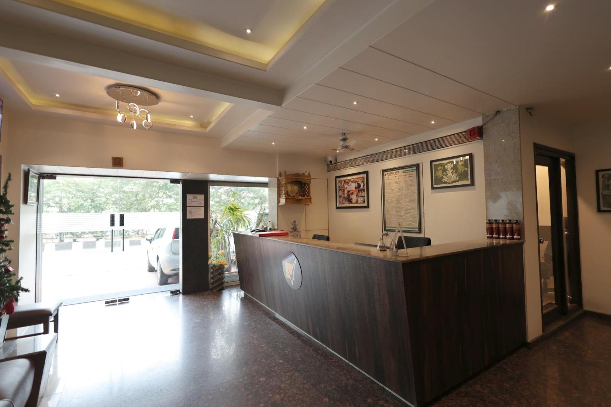 Hotel Vetro Inn Сурат Екстериор снимка