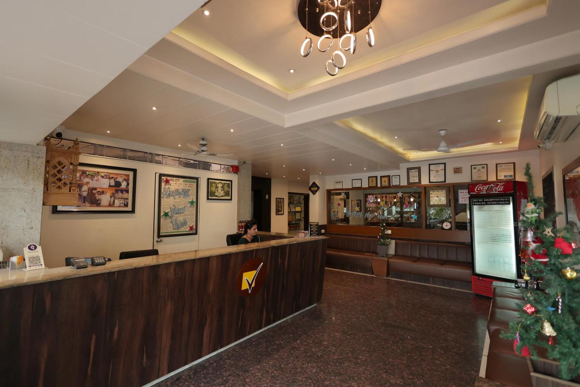 Hotel Vetro Inn Сурат Екстериор снимка